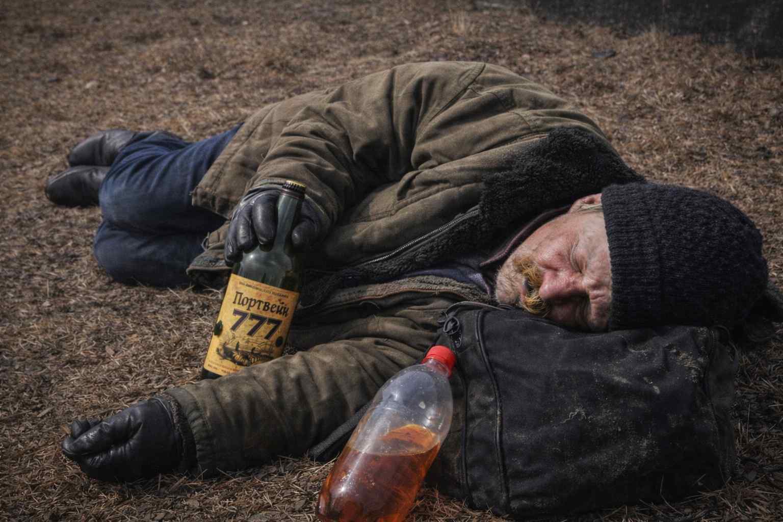 Пьяный мужчина лежит на земле